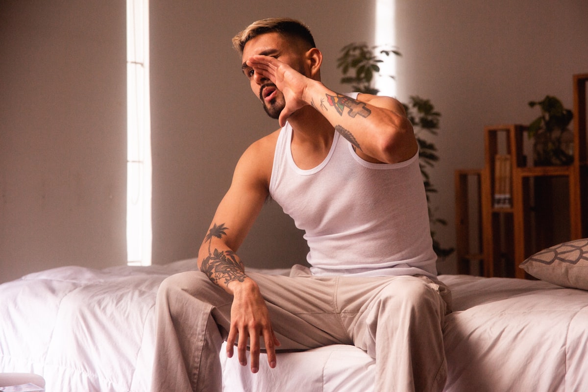Homme dormant paisiblement, bien récupéré